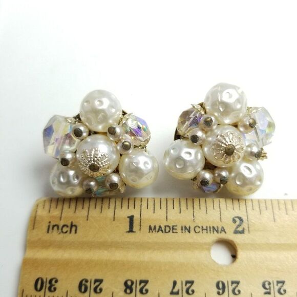 Vintage Pearly White Beaded Cluster Clip On Earrings, Retro Made in Japan - Picture 3 of 7